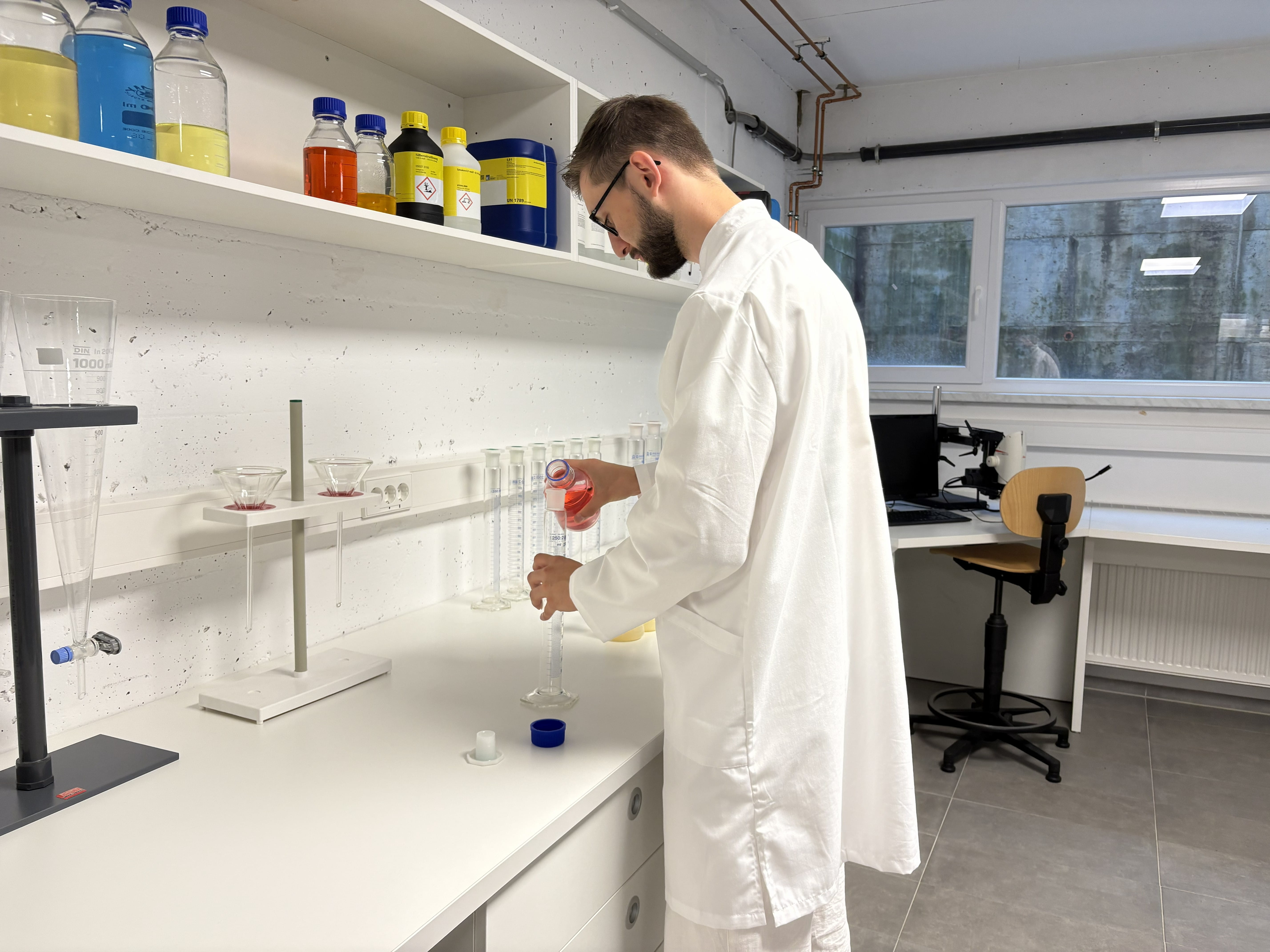 Werkstudent im Labor
